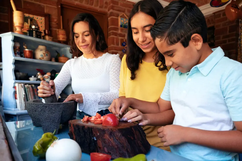 Familia cocinando junta, representando la vida familiar