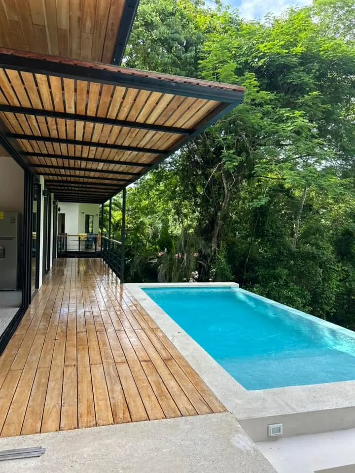 Private pool on a teak deck overlooking the jungle canopy — Casa Delicias.