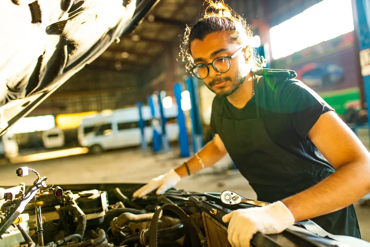Mecánico automotriz trabajando en su taller: operadores de servicios técnicos para quienes construimos software de reservas y operaciones