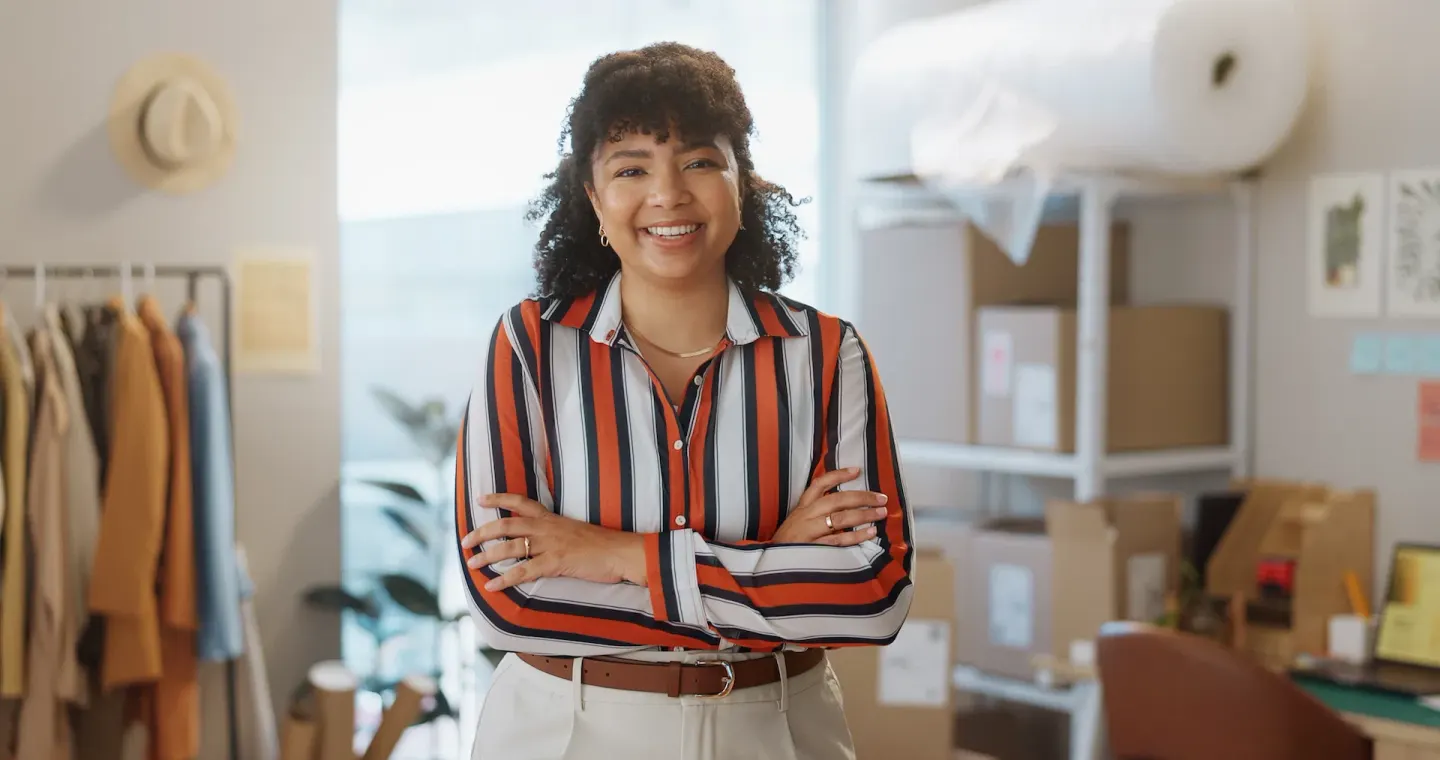 Diseñadora de moda confiada en su atelier: emprendedoras creativas escalando sus marcas en línea