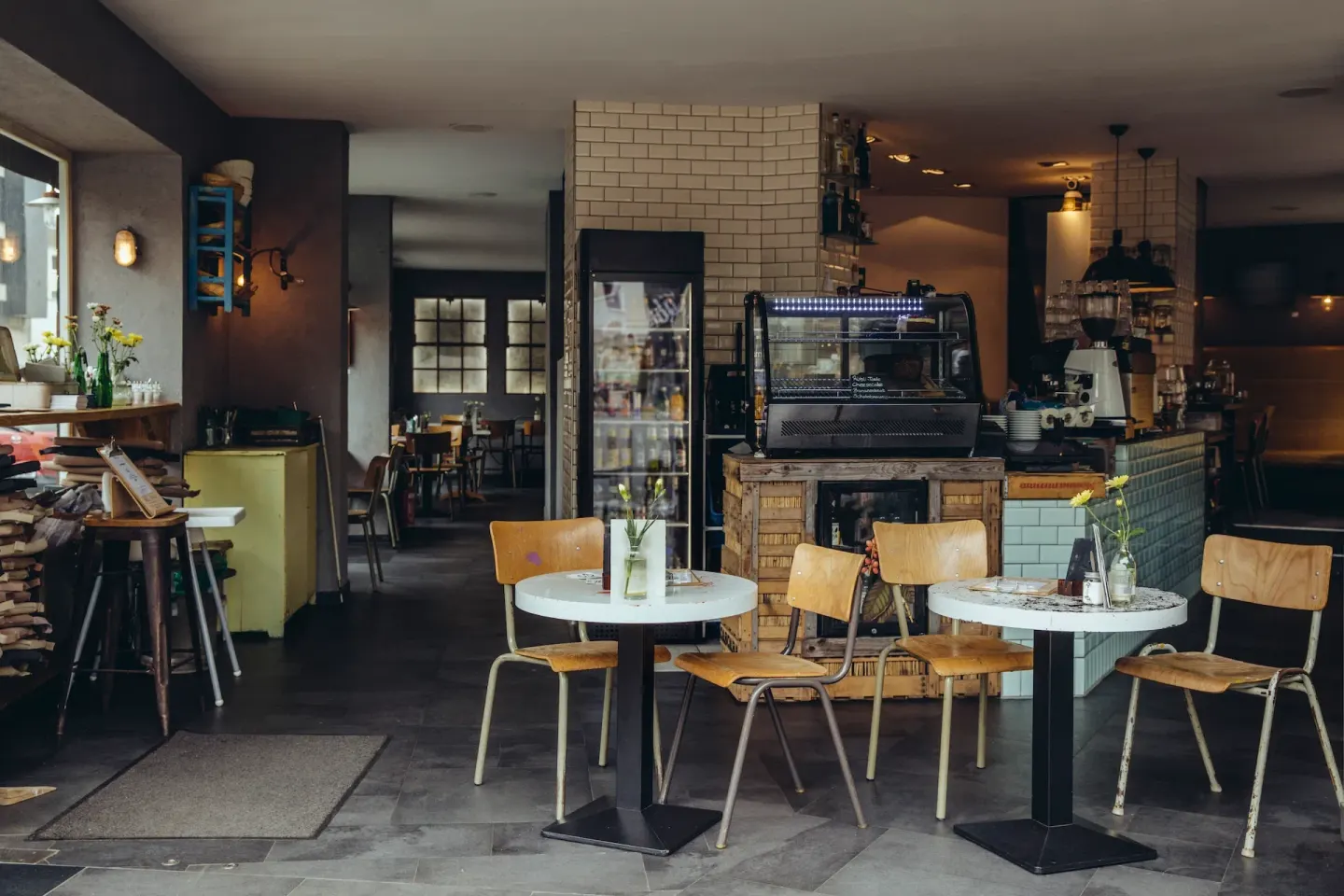 Interior de café boutique: negocios de barrio que ponemos en línea