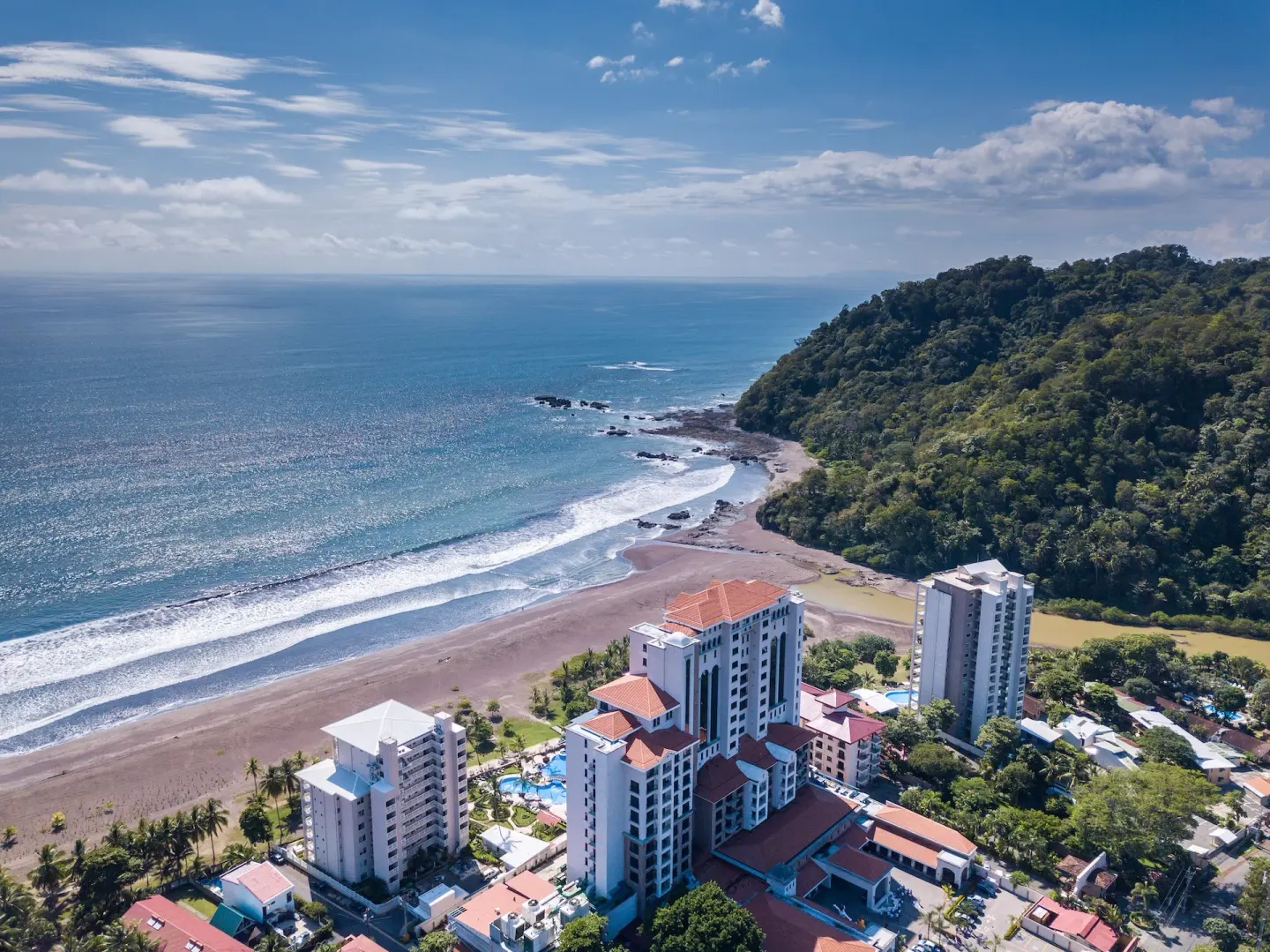 Vista aérea de Playa Jacó en la costa pacífica de Costa Rica: la base de tu equipo nearshore