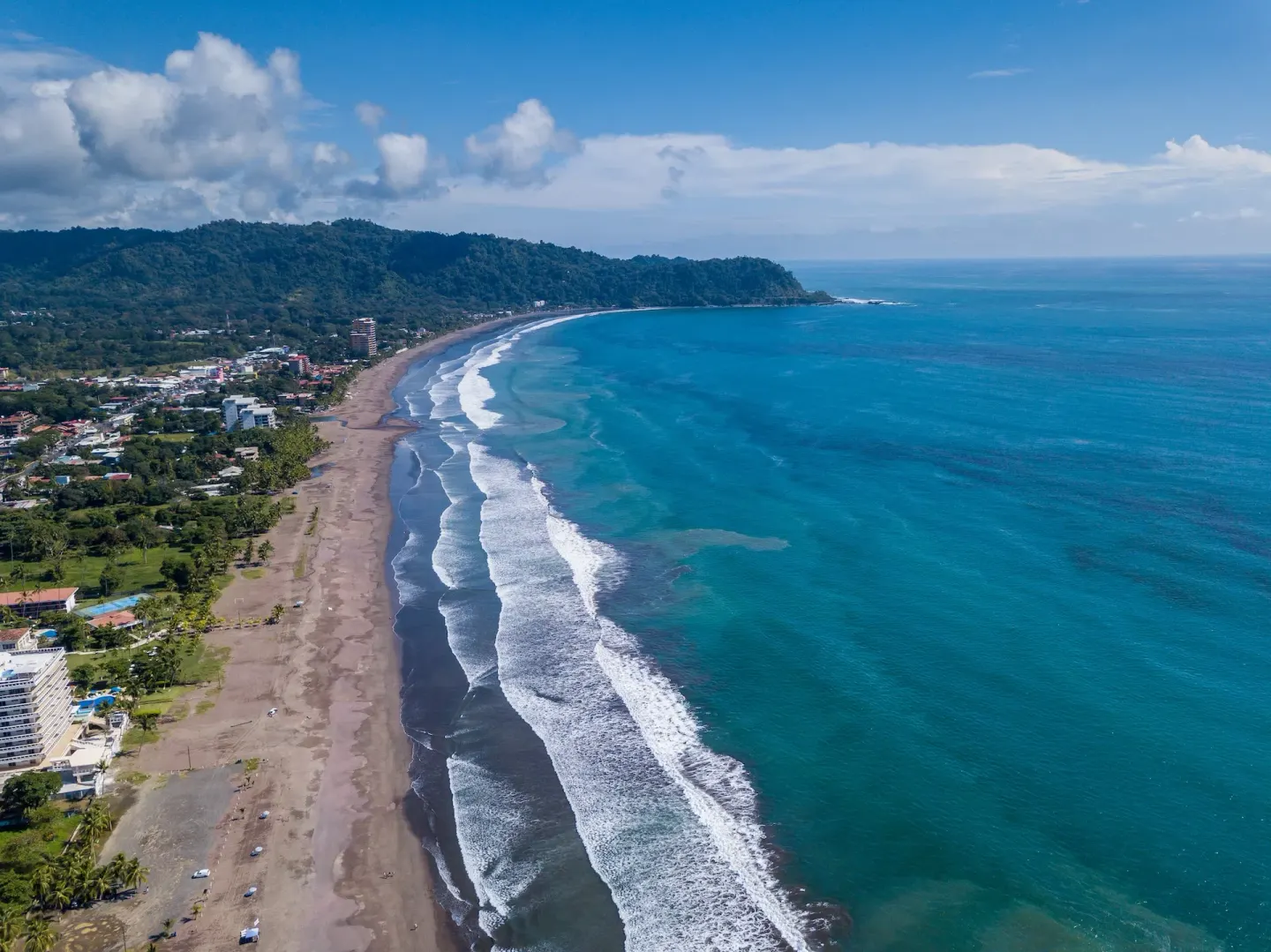 Costa Rica costera desde el aire: mismo huso horario que tu equipo en EE.UU., a dos horas de vuelo de Miami